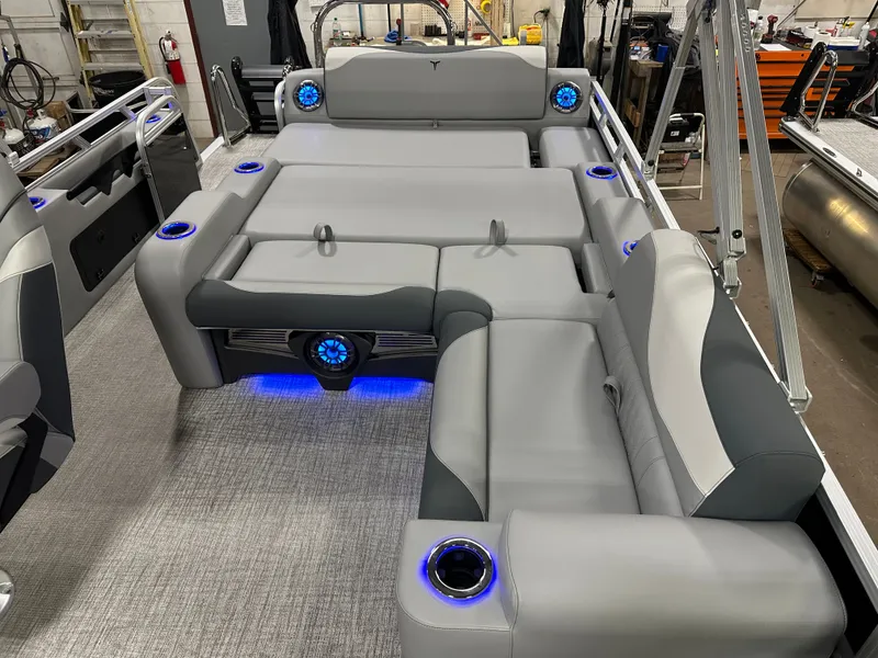 Slide: The Image of Tahoe LTZ 2385 Swingback (VRL) Tritoon & Honda 4-Stroke EFI 2025 - 19