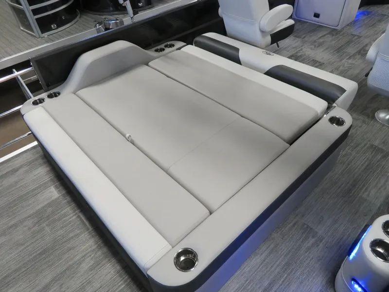 Slide: The Image of Montego Bay 8524 Swingback Deluxe Pontoon & Honda 4-Stroke EFI 2024 - 22