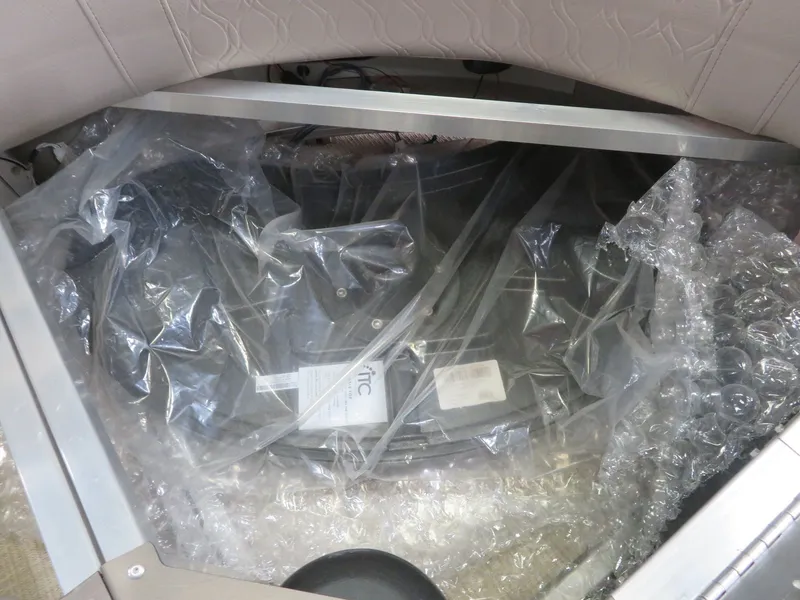 Slide: The Image of Tahoe 200HP Elite Windshield 2385 Tritoon 2024 - 35