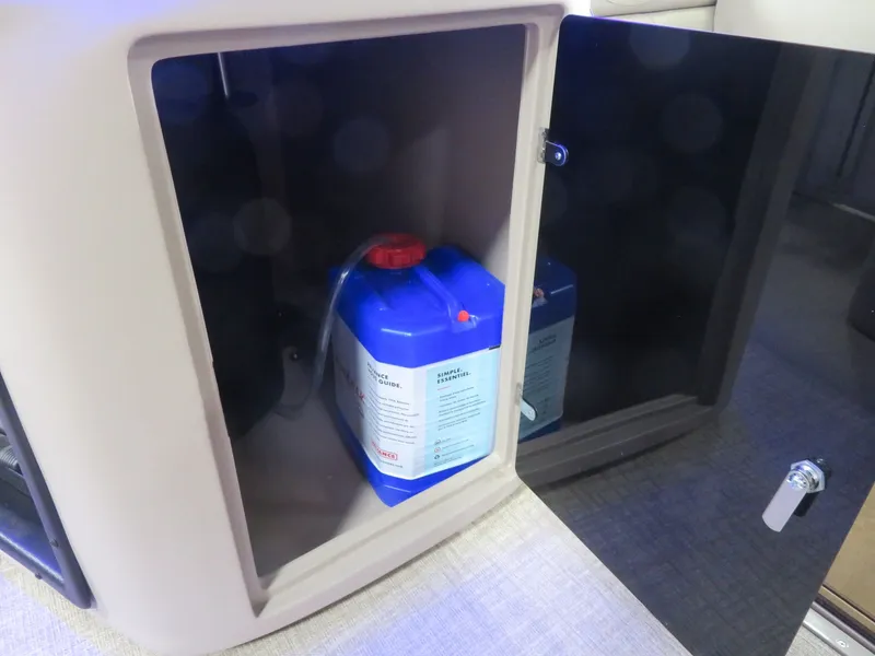 Slide: The Image of Tahoe 200HP Elite Windshield 2385 Tritoon 2024 - 40