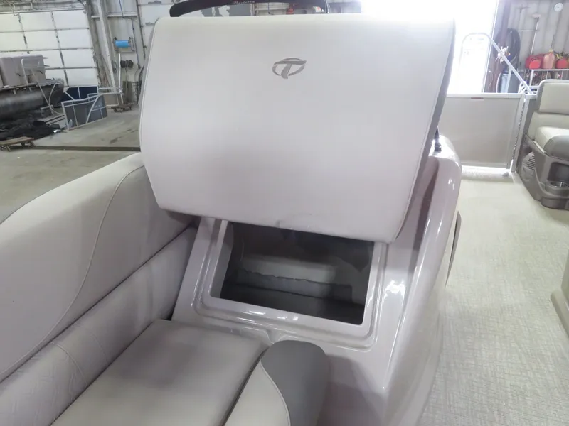 Slide: The Image of Tahoe 200HP Elite Windshield 2385 Tritoon 2024 - 41