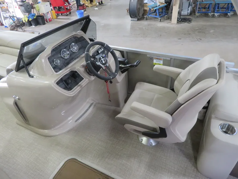 Slide: The Image of Tahoe LTZ 2385 Elite Windshield Tritoon & Suzuki 200HP 4-Stroke EFI 2024 - 13