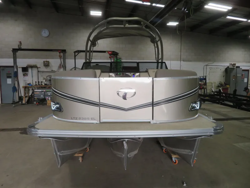 Slide: The Image of Tahoe LTZ 2385 Elite Windshield Tritoon & Suzuki 200HP 4-Stroke EFI 2024 - 43