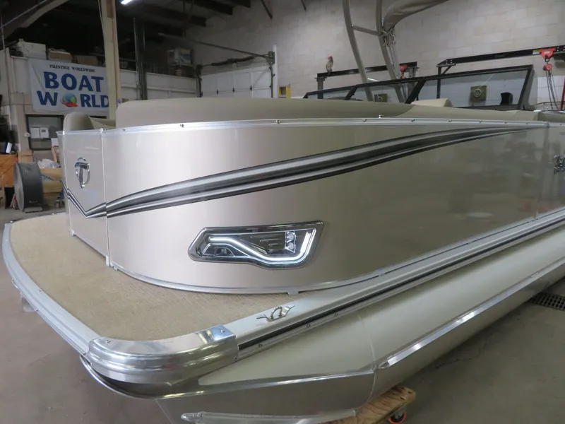 Slide: The Image of Tahoe LTZ 2385 Elite Windshield Tritoon & Suzuki 200HP 4-Stroke EFI 2024 - 45