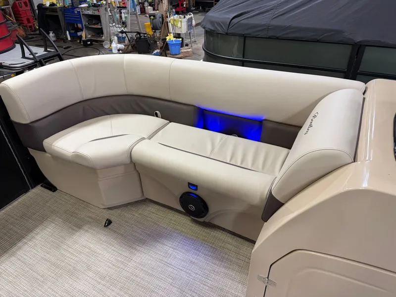 Slide: The Image of Bentley Pontoons Legacy 220 Swingback & Honda 4-Stroke EFI 2026 - 35