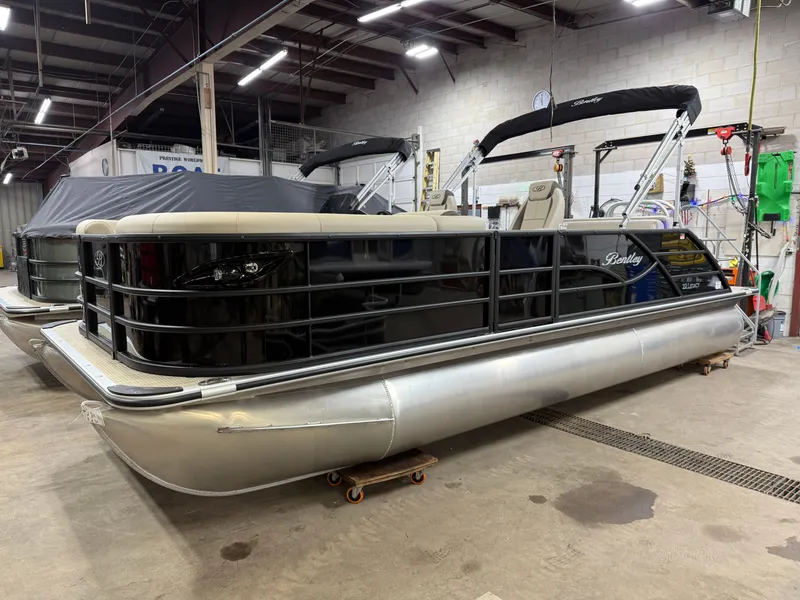 Slide: The Image of Bentley Pontoons Legacy 220 Swingback & Honda 4-Stroke EFI 2026 - 41