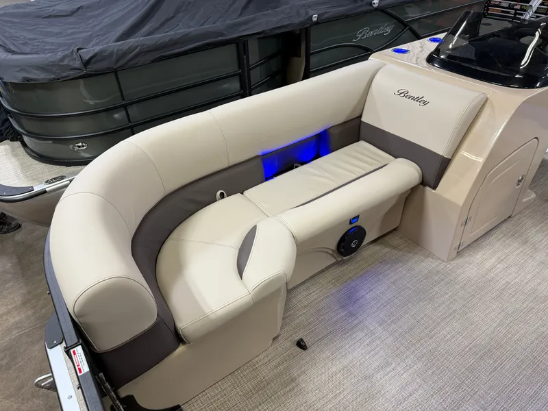 Slide: The Image of Bentley Pontoons Legacy 220 Swingback & Honda 4-Stroke EFI 2026 - 9