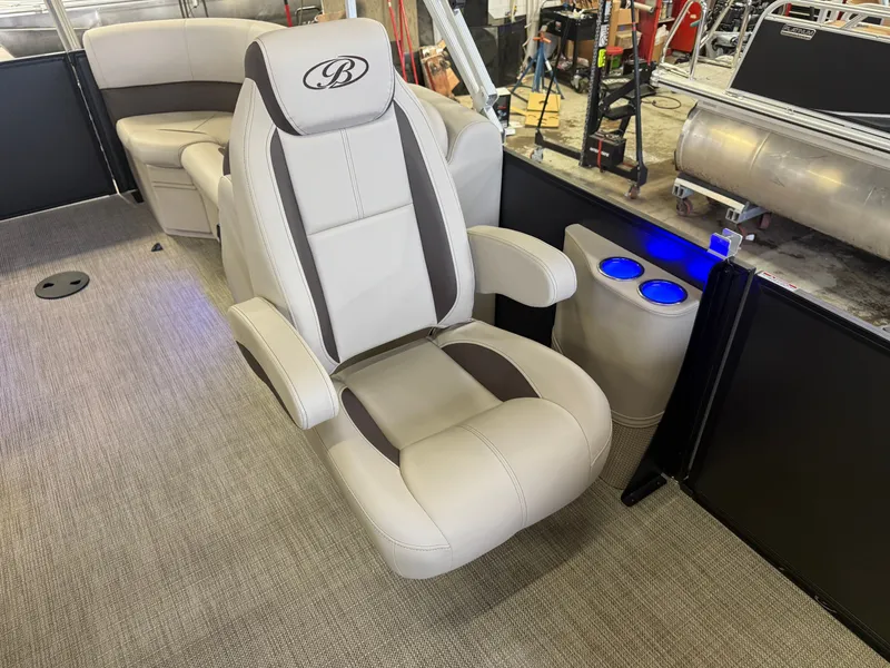 Slide: The Image of Bentley Pontoons Legacy 220 Navigator Quad Lounge & Honda 4-Stroke EFI 2025 - 10