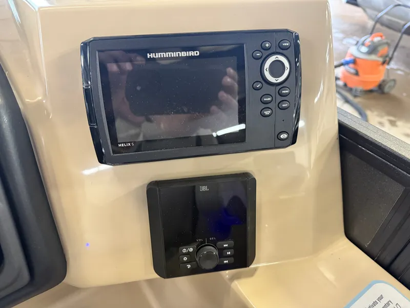 Slide: The Image of Bentley Pontoons Legacy 220 Navigator Quad Lounge & Honda 4-Stroke EFI 2025 - 15