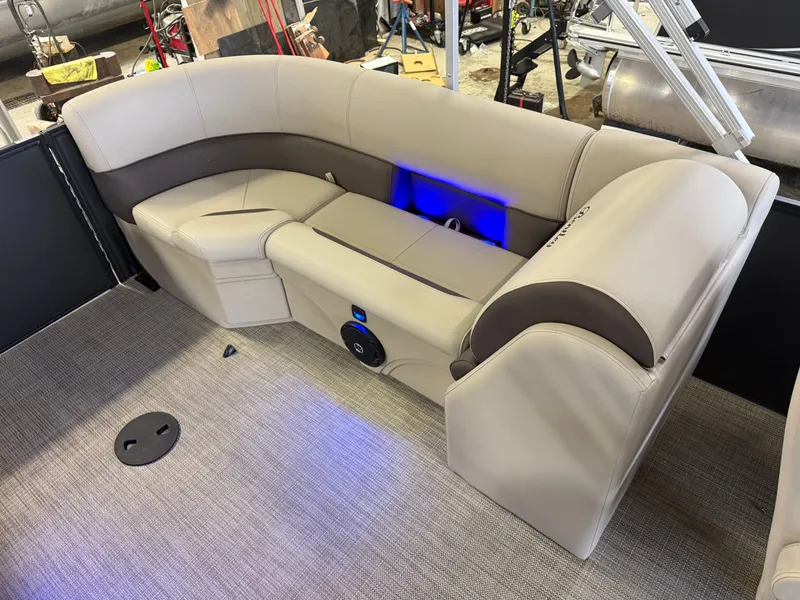 Slide: The Image of Bentley Pontoons Legacy 220 Navigator Quad Lounge & Honda 4-Stroke EFI 2025 - 17