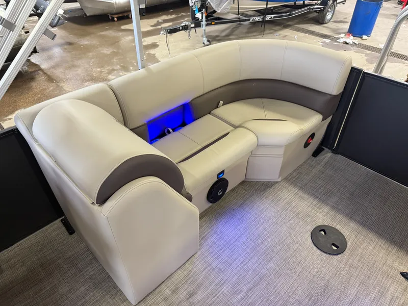 Slide: The Image of Bentley Pontoons Legacy 220 Navigator Quad Lounge & Honda 4-Stroke EFI 2025 - 18