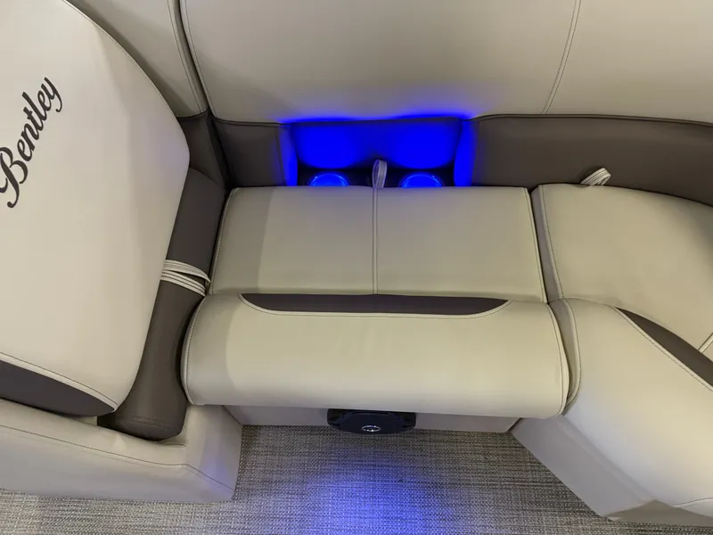 Slide: The Image of Bentley Pontoons Legacy 220 Navigator Quad Lounge & Honda 4-Stroke EFI 2025 - 28