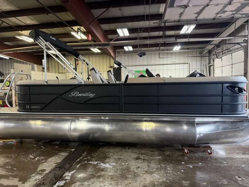 Slide: The Image of Bentley Pontoons Legacy 220 Navigator Quad Lounge & Honda 4-Stroke EFI 2025 - 36