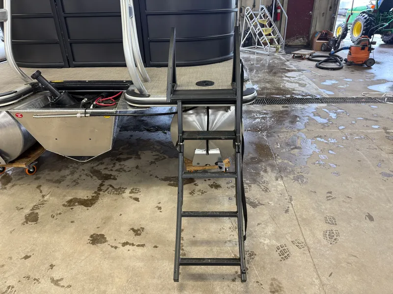 Slide: The Image of Bentley Pontoons Legacy 220 Navigator Quad Lounge & Honda 4-Stroke EFI 2025 - 39