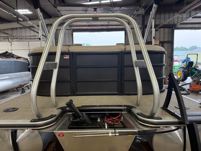 Slide: The Image of Bentley Pontoons Legacy 220 Navigator Quad Lounge & Honda 4-Stroke EFI 2025 - 40