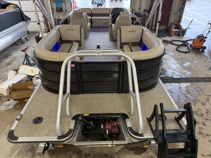 Slide: The Image of Bentley Pontoons Legacy 220 Navigator Quad Lounge & Honda 4-Stroke EFI 2025 - 5