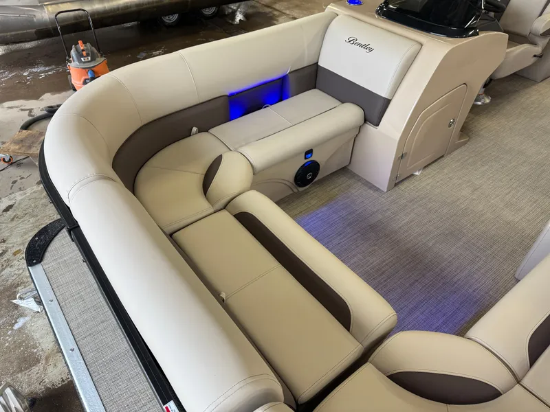 Slide: The Image of Bentley Pontoons Legacy 220 Navigator Quad Lounge & Honda 4-Stroke EFI 2025 - 7