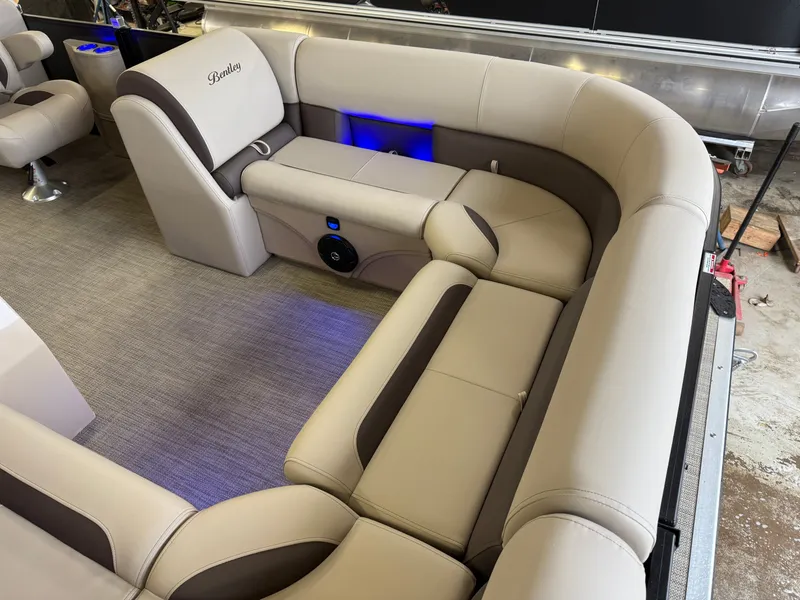Slide: The Image of Bentley Pontoons Legacy 220 Navigator Quad Lounge & Honda 4-Stroke EFI 2025 - 8