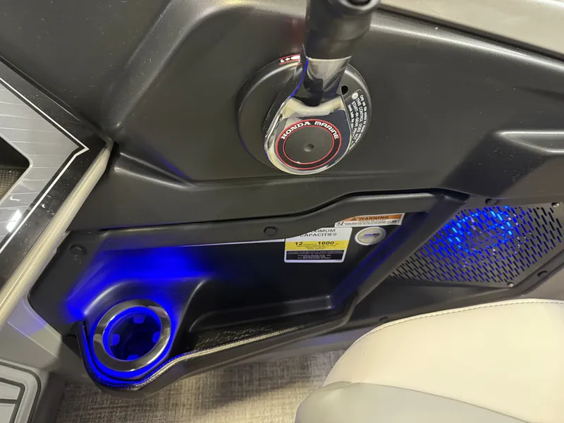 Slide: The Image of Tahoe Cascade 2385 Elite Tritoon & Honda 225HP 4-Stroke EFI 2025 - 18