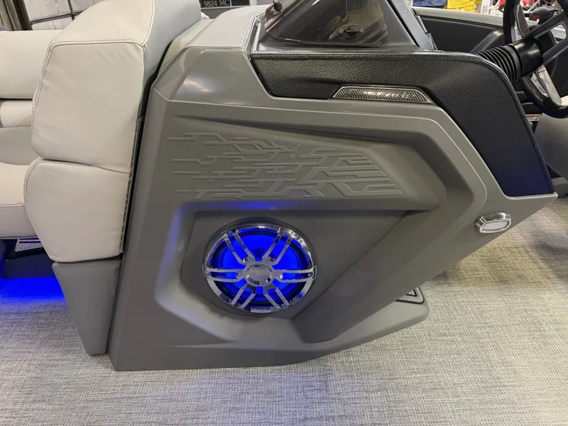 Slide: The Image of Tahoe Cascade 2385 Elite Tritoon & Honda 225HP 4-Stroke EFI 2025 - 29