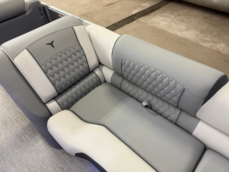 Slide: The Image of Tahoe Cascade 2385 Elite Tritoon & Honda 225HP 4-Stroke EFI 2025 - 31