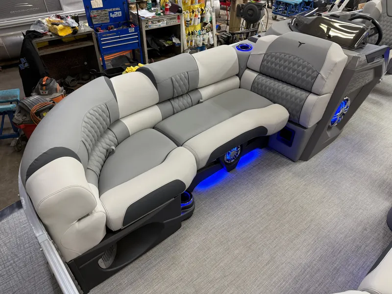 Slide: The Image of Tahoe Cascade 2385 Elite Tritoon & Honda 225HP 4-Stroke EFI 2025 - 9