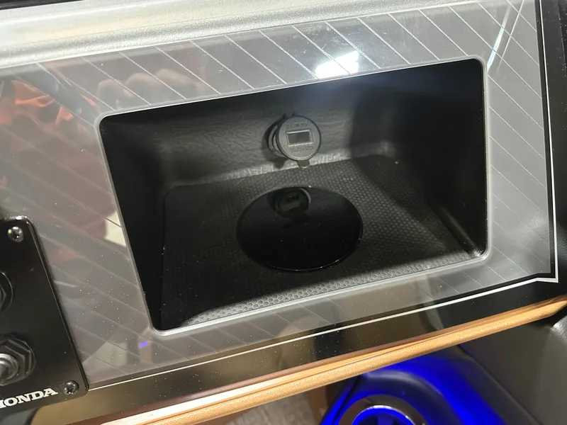 Slide: The Image of Tahoe Cascade 2385 Elite Tritoon & Honda 225HP 4-Stroke EFI 2025 - 17