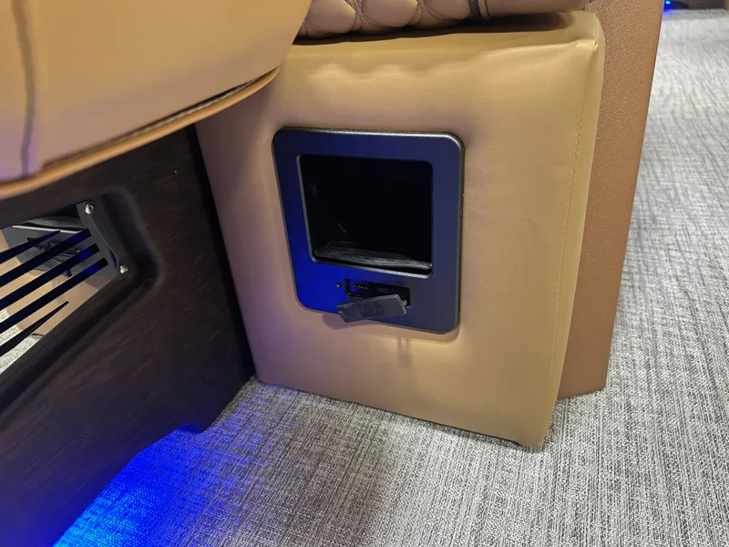 Slide: The Image of Tahoe Cascade 2385 Elite Tritoon & Honda 225HP 4-Stroke EFI 2025 - 34