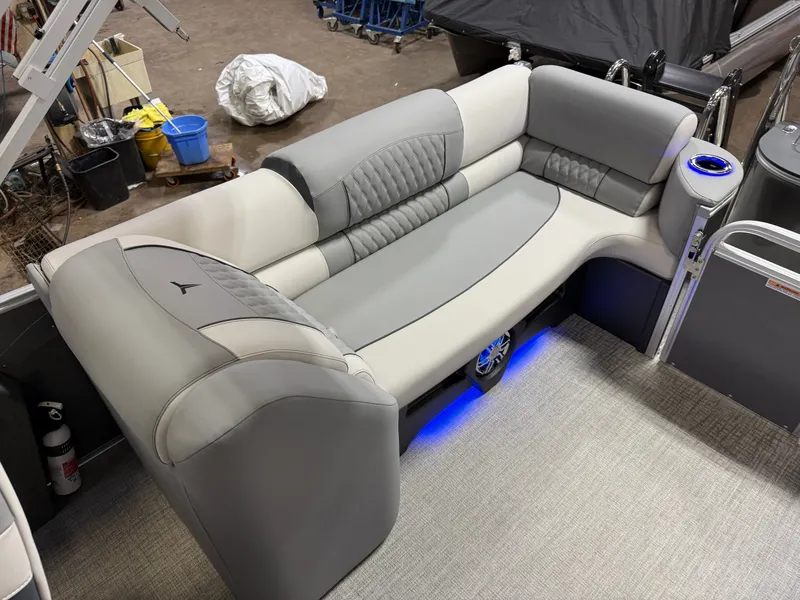 Slide: The Image of Tahoe Cascade 2385 Quad Lounge Tritoon & 225HP 4-Stroke 2025 - 21