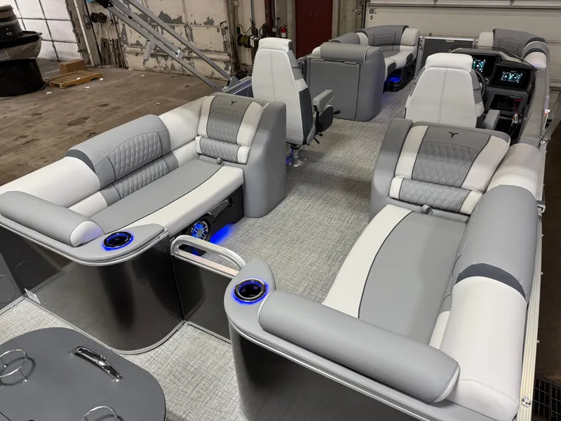 Slide: The Image of Tahoe Cascade 2385 Quad Lounge Tritoon & 225HP 4-Stroke 2025 - 22