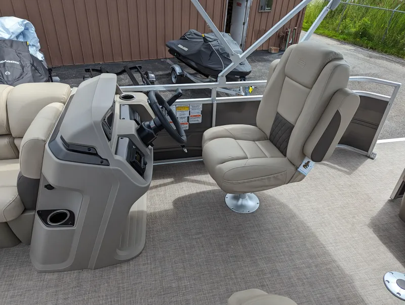 Slide: The Image of Sun Tracker Party Barge 20 DLX 2026 - 10