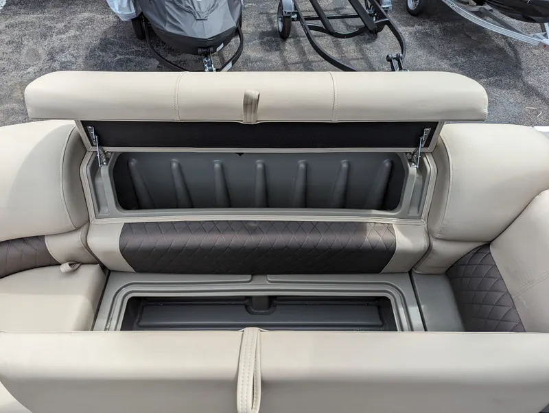 Slide: The Image of Sun Tracker Party Barge 20 DLX 2026 - 5