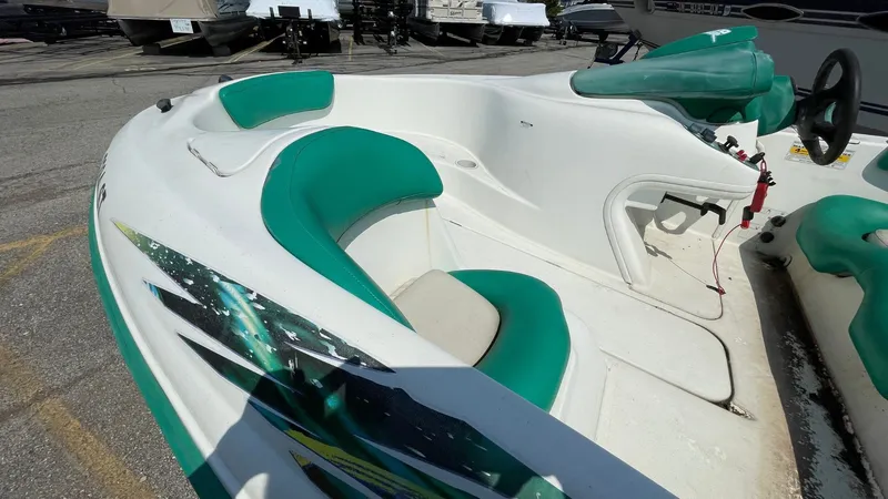 Slide: The Image of Sea-Doo CHALLENGER 15 Tow and Go 2000 - 3