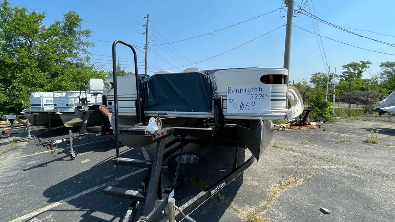 Slide: The Image of 2006 Bennington 2275FSi pontoon boat for sale, priced at $4,069, parked outdoors. - 3