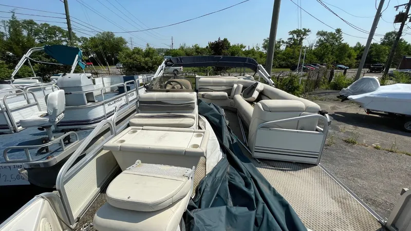 Slide: The Image of 2006 Bennington 2275FSi pontoon boat with spacious seating and covered deck. - 4