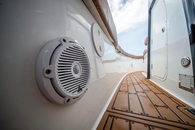 Slide: The Image of Sea Hunt Gamefish 30 Coffin Box 2022 - 33