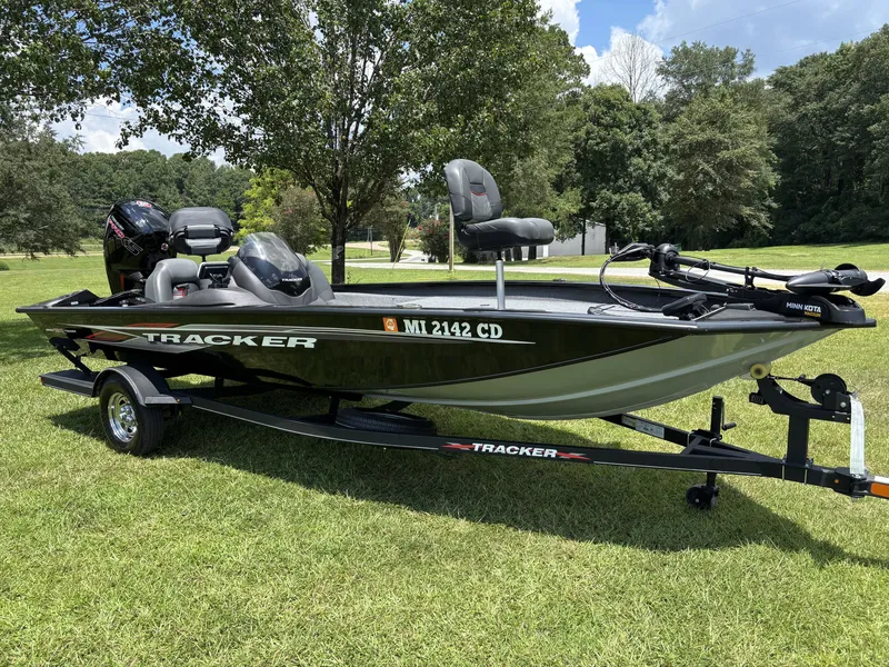 Slide: The Image of Tracker 190 TX 2023 - 10