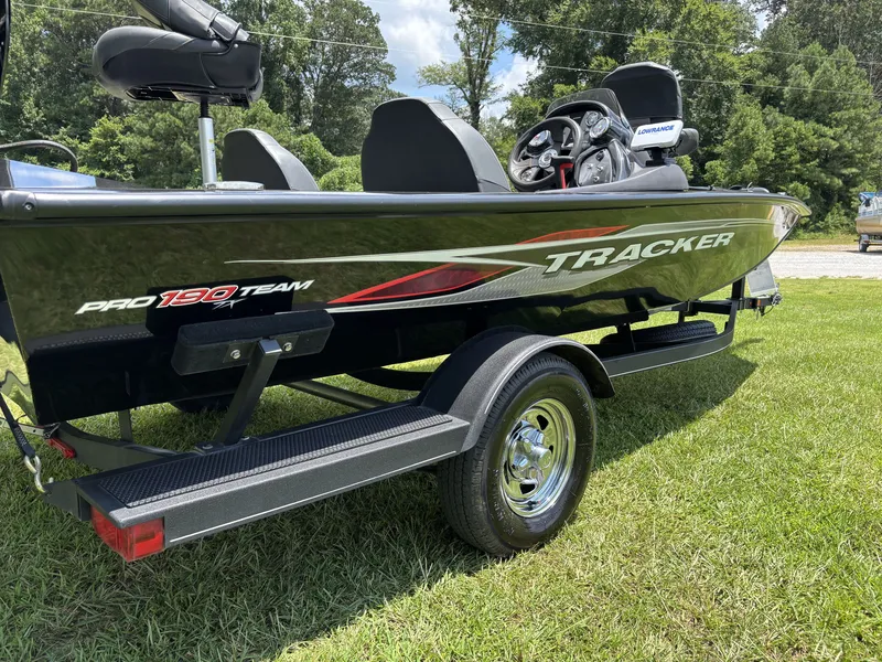 Slide: The Image of Tracker 190 TX 2023 - 11