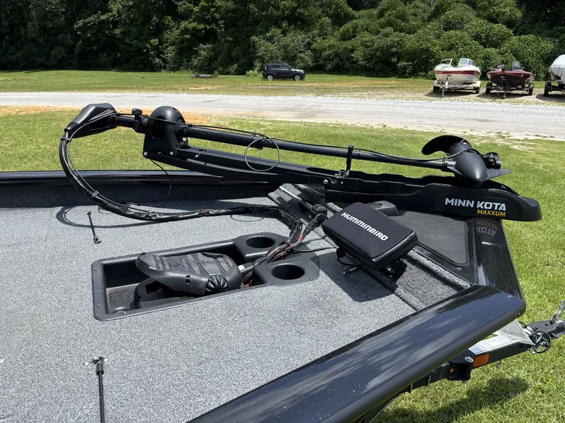 Slide: The Image of Tracker 190 TX 2023 - 12