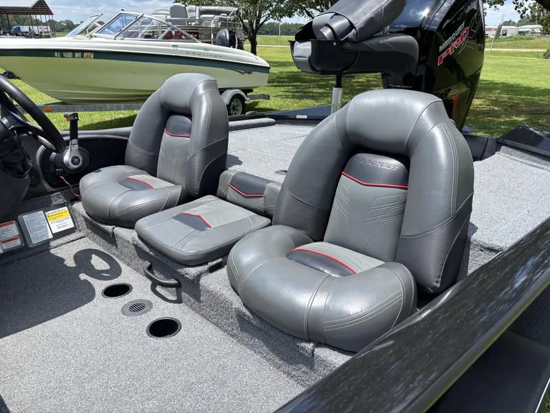 Slide: The Image of Tracker 190 TX 2023 - 13