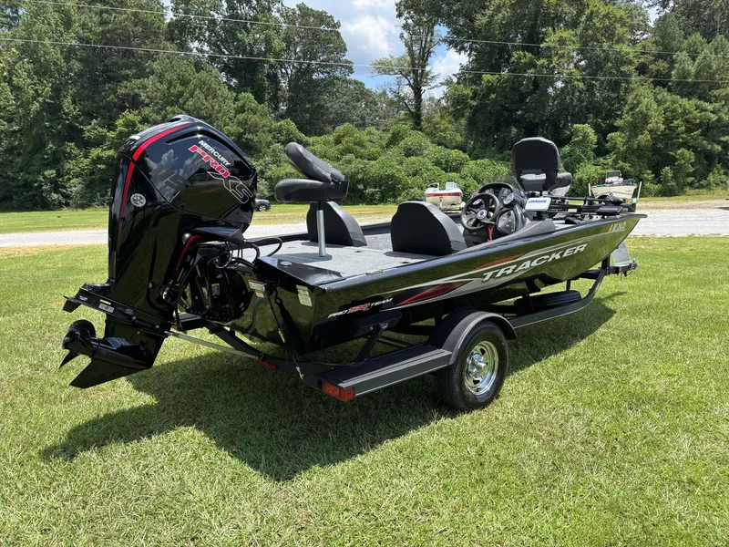 Slide: The Image of Tracker 190 TX 2023 - 4