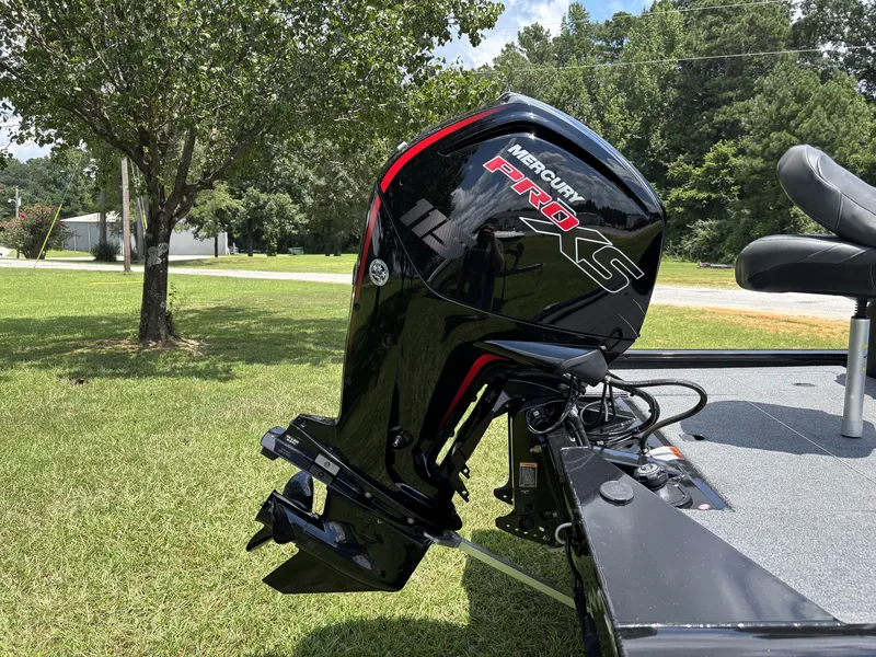 Slide: The Image of Tracker 190 TX 2023 - 5