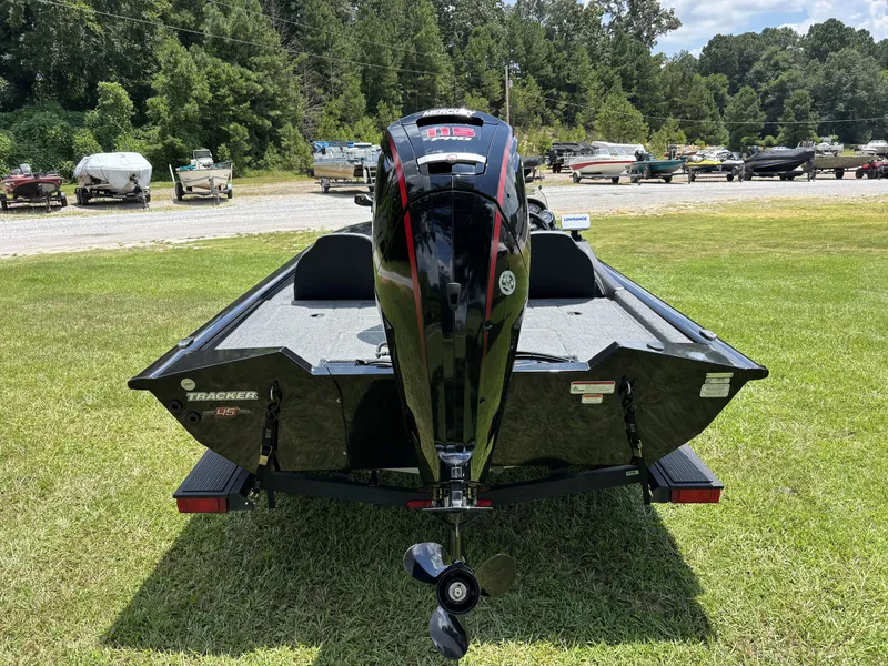 Slide: The Image of Tracker 190 TX 2023 - 6