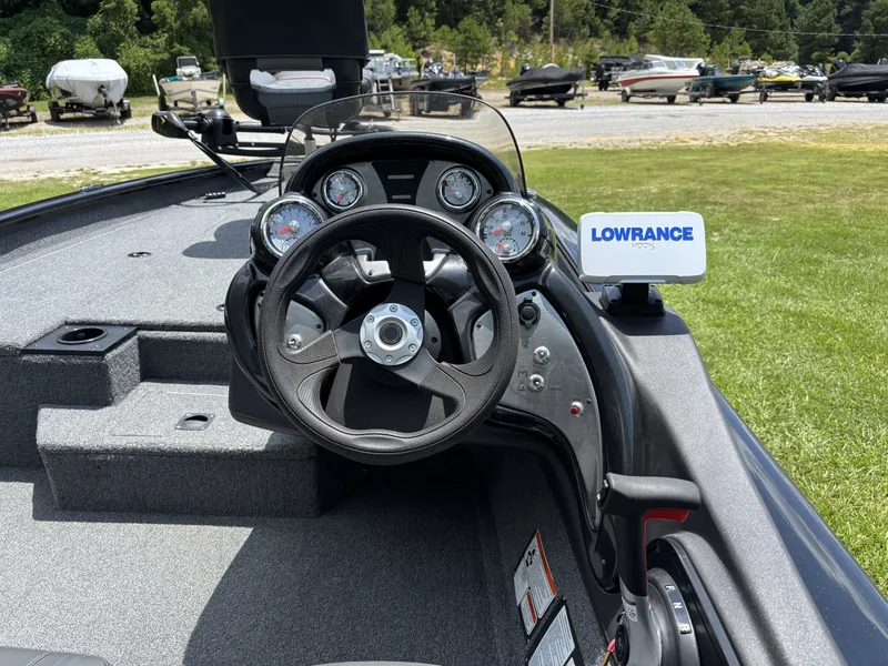 Slide: The Image of Tracker 190 TX 2023 - 8