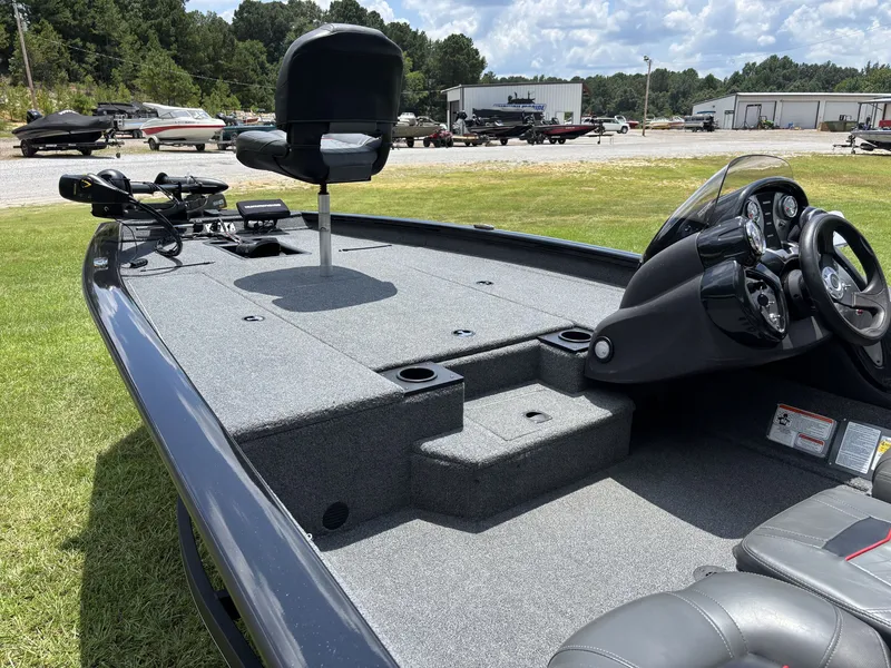 Slide: The Image of Tracker 190 TX 2023 - 9