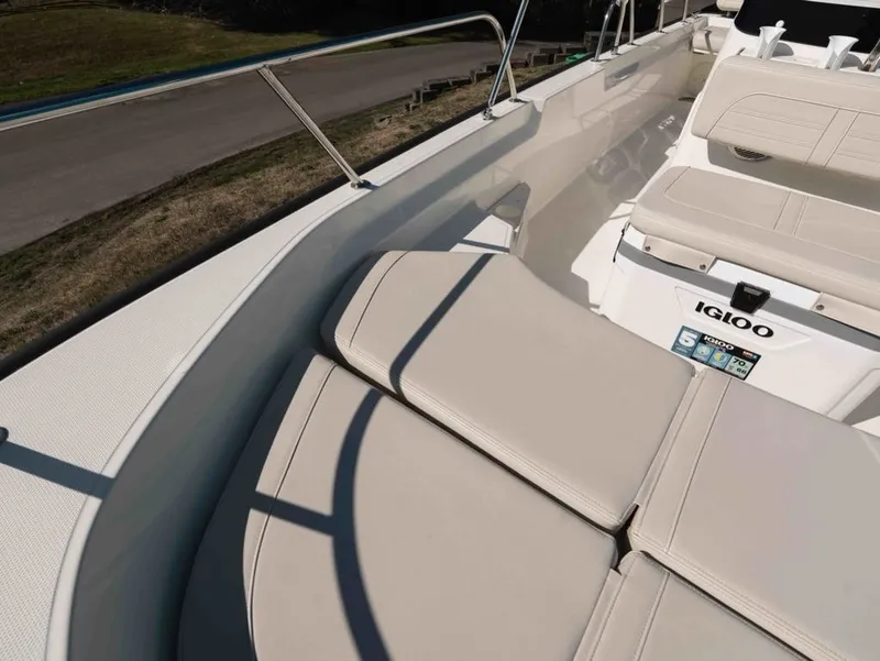 Slide: The Image of Boston Whaler 170 Montauk 2025 - 10