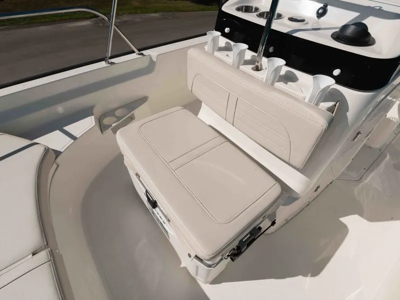 Slide: The Image of Boston Whaler 170 Montauk 2025 - 11
