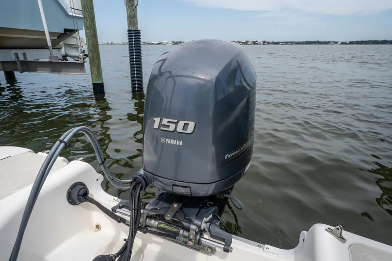 Slide: The Image of 2013 Hurricane SunDeck Sport 201 OB with Yamaha 150 outboard motor on water. - 24