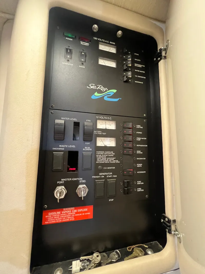 Slide: The Image of Sea Ray Sundancer 330 1995 - 23