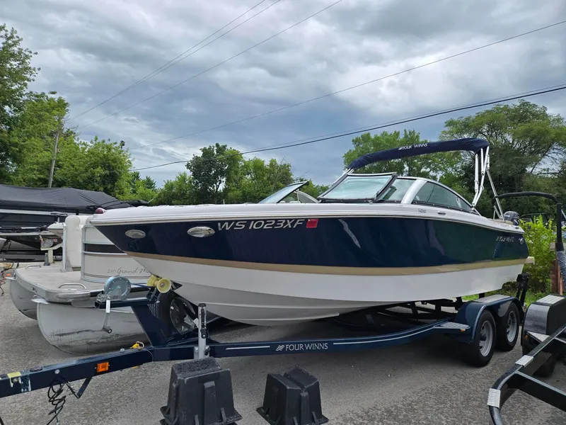 Slide: The Image of Four Winns 210 2016 - 1